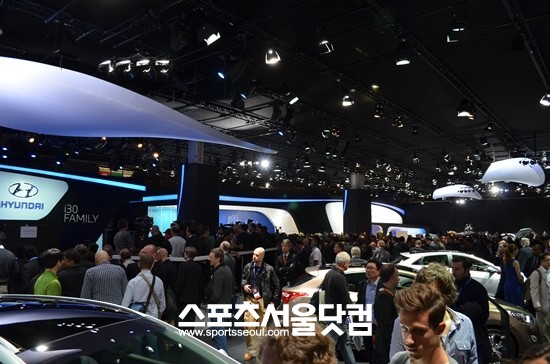 27일(현지시각) 2012 파리모터쇼를 찾은 많은 취재진들이 현대자동차 부스에서 프레젠테이션을 기다리고 있다./황준성 기자