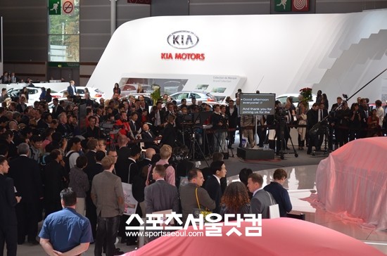 수많은 취재진과 관계자들이 2012 파리모터쇼 기아자동차 부스에서 기아차의 신차 발표를 기다리고 있다.