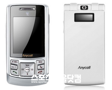 일명 전지현폰이라 불리며 인기를 끌었던 삼성 애니콜 SCH-B500(왼쪽)과 고아라폰 SPH-W2700.