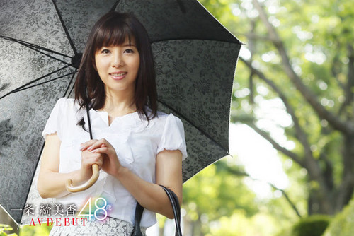 48세의 AV배우 이치조 키미카가 동안 미모로 눈길을 끌고 있다./둥썬뉴스 캡처