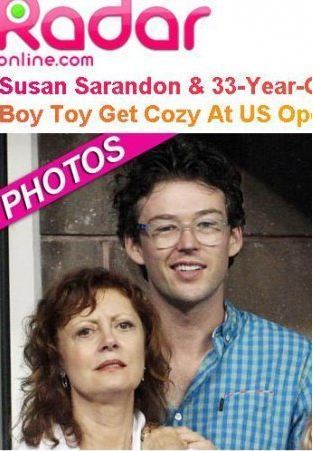 연기파 배우 수잔 서랜든이 32살 연하의 남성과 공개된 장소에서 스킨십을 즐기는 모습이 포착됐다./레이더온라인 캡처