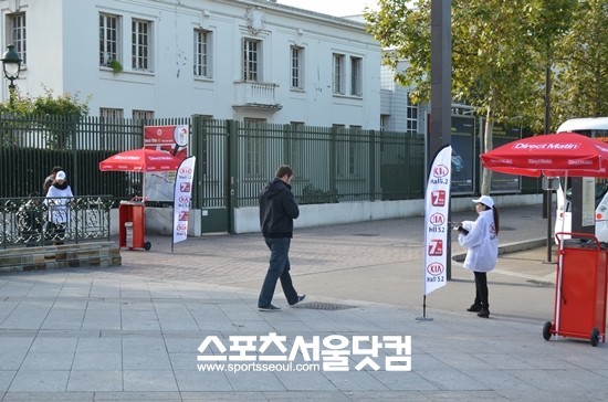 2012 파리모터쇼에서 기아자동차 직원들이 28일(현지시각) 인근 지하철 역((Porte de Versailles)에서 자사 모델들을 홍보하고 있다. /황준성 기자