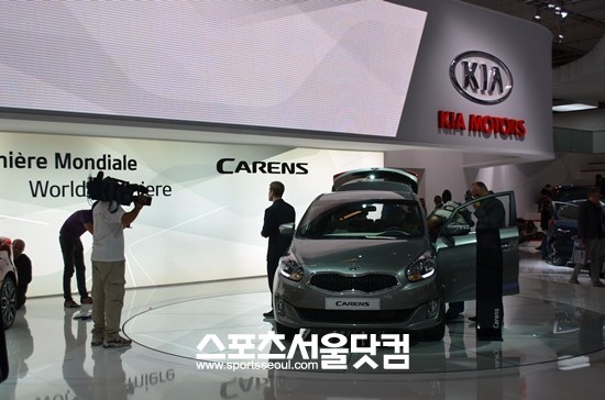 유럽 주요 매체들이 2012 파리모터쇼에서 기아자동차의 신형 카렌스를 취재하고 있다.