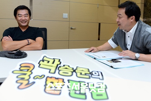 진솔하고 대담한 대화를 나누고 있는 장진 감독(왼쪽)과 곽승준 위원장./ 이새롬 기자