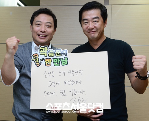 소설을 쓰기 시작했다며 <더팩트> 독자들에게 파이팅을 외친 장진 감독과 곽승준 위원장.