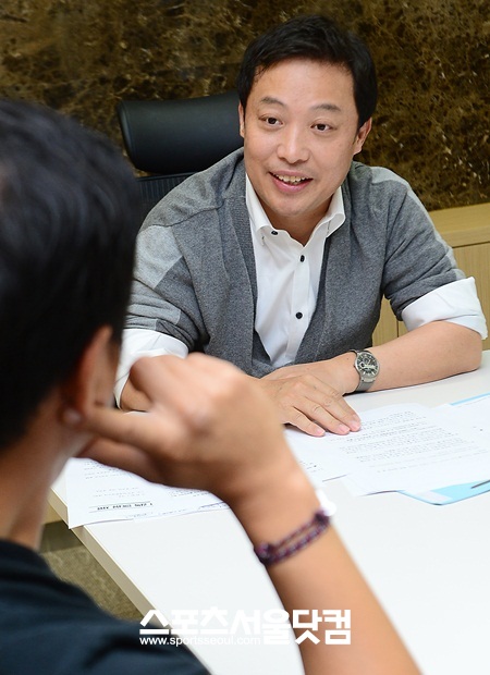 장진 감독에게 SNL코리아에 대해 질문하고 있는 곽승준 위원장.