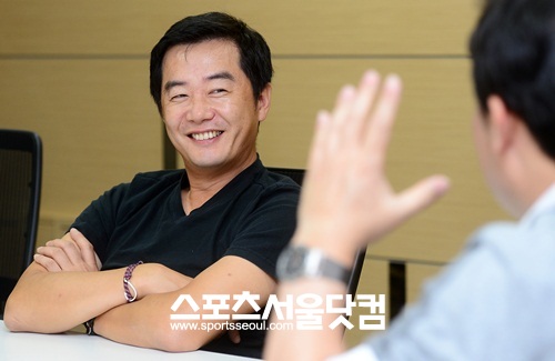 영화를 만들 때 리서치 대신 상상에 의존한다는 장진 감독.