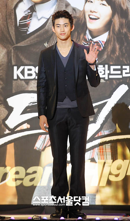 사조직 루머에 대해 직접 해명한 그룹 2PM 멤버 택연./ 더팩트 DB