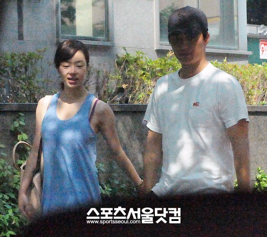 서우-인교진 커플이 서울 건대 인근에서 길을 걸을며 데이트를 즐기고 있다.