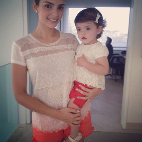 브라질 축구스타 카카의 부인 캐롤라인(왼쪽)과 딸 이사벨라의 사진이 화제를 모으고 있다. / 캐롤라인 트위터