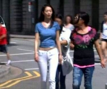 신민아(왼쪽)가 늘씬한 몸매를 뽐내며 걷고 있다./온라인 커뮤니티