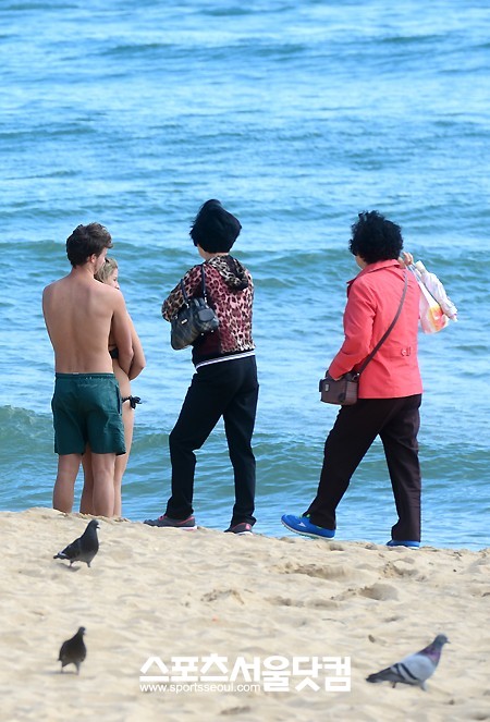 제17회 부산국제영화제 개막을 하루 앞둔 3일 오후 부산 해운대해수욕장을 찾은 한 외국인 커플이 수영복 차림으로 다정하게 해변을 바라보고 있다. /이새롬 기자