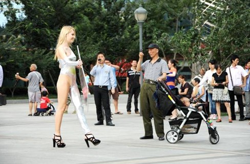 난징시 시내에 과감한 노출 의상을 입고 등장한 금발 미녀./웨이보 캡처