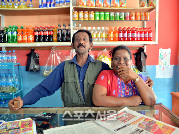 순박한 미소를 지으며 카메라 앞에 기꺼이 서는 모리시안들
