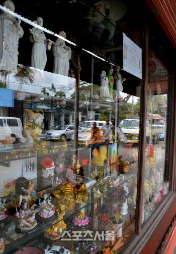 상점 진열장에는 성모상과 부처의 불상, 그리고 힌두의 신 시바의 상이 함께 진열되어 있다. 이것이 여러 문화가 융합된 모리셔스의 모습이다.