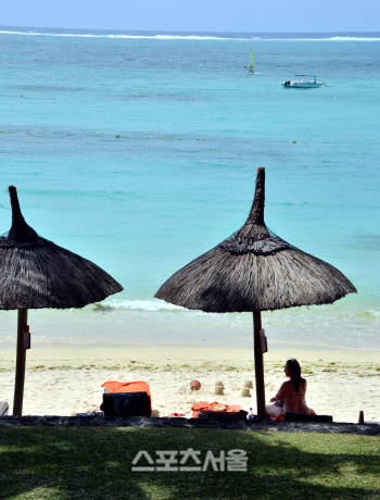 한반도에서 봄여름을 기다리기 지루하다면 지금 떠나면 된다. 열대의 모리셔스는 지금 바야흐로 봄을 맞고 있다.