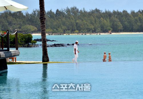 일상과 똑같이 먹고 마시고 걸었을 뿐인데, 모리셔스에서의 하루는 유독 더 달콤할까.