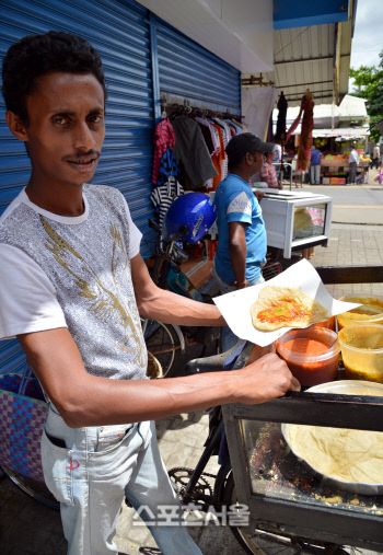 주민들의 삶이 함께 살아있는 곳이기에 이와 함께 호흡하는 작은 즐거움이 있다. 사진은 군것질거리로 좋은 달푸리.