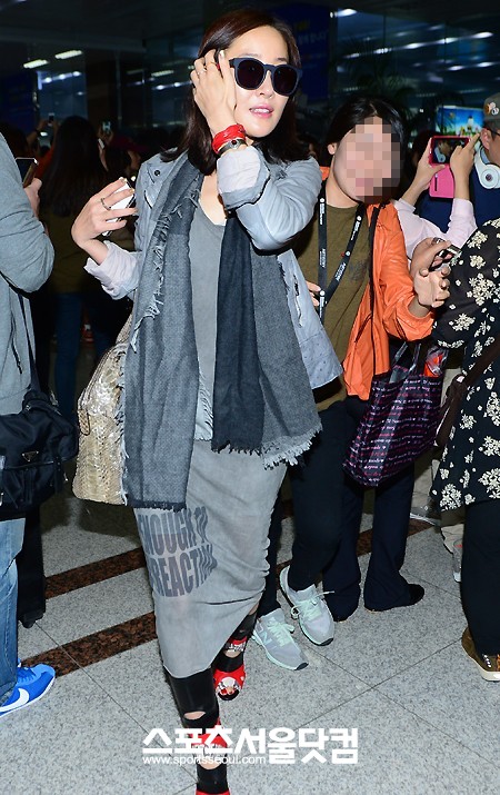 배우 엄지원이 4일 오후 ‘제17회 부산국제영화제’ 개막식 참석을 위해 김해국제공항을 빠져나오고 있다. /이새롬 기자