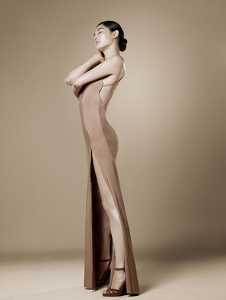 전지현이 옆트임 된 롱드레스를 입고 각선미를 뽐내고 있다.