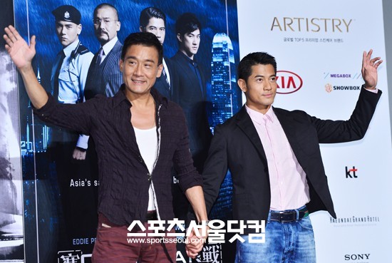 콜드 워의 두 주연배우 양가휘(왼쪽)와 곽부성이 취재진을 향해 손을 흔들고 있다.