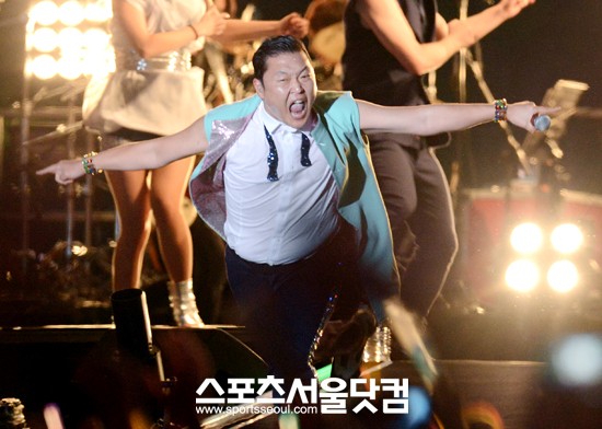 가수 싸이가 4일 저녁 서울광장에서 열린 글로벌 석권 기념 콘서트에서 열띤 무대를 펼치고 있다. /노시훈 기자