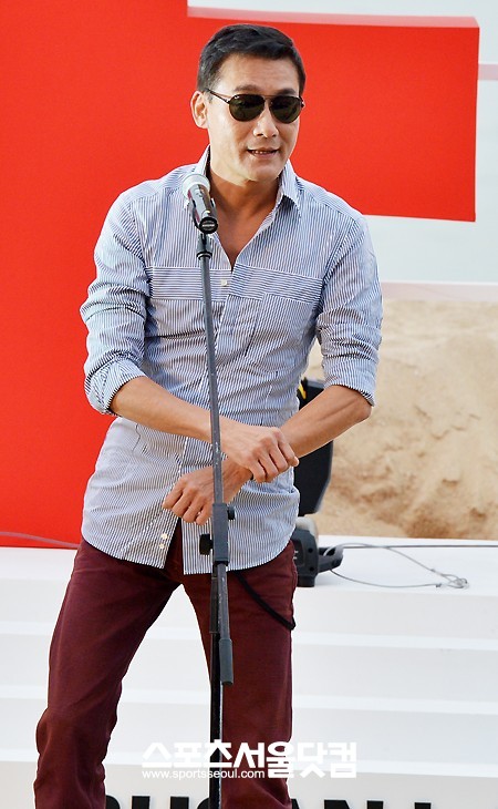 배우 양가휘가 제17회 부산국제영화제 2일차를 맞이한 5일 오후 부산 우동 해운대 비프빌리지에서 열린 영화 ‘콜드 워’ 야외무대인사에서 말춤을 추고 있다. /부산=문병희 기자