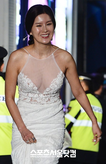 배우 지성원이 5일 오후 제 17회 부산국제영화제 비프빌리지 야외무대에서 열린 APAN 스타로드 블루카펫 행사에 입장하고 있다. /부산=배정한 기자