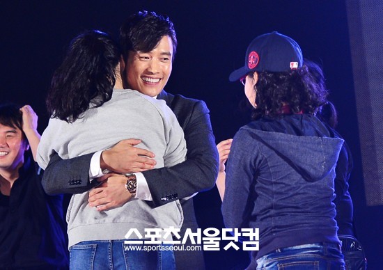 배우 이병헌이 6일 오후 부산 해운대구 우동 신세계백화점 센텀시티점에서 열린 광해 시네마 토크콘서트 3탄에 참석해 팬들과 포옹을 하고 있다. / 부산=배정한 기자