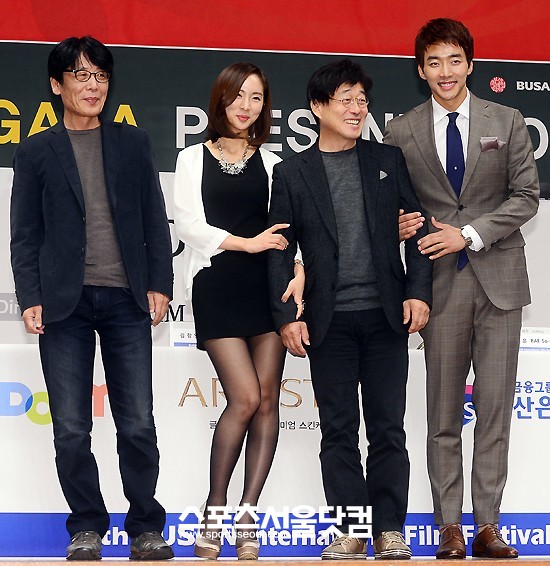 8일 오후 부산 해운대구 우동 신세계 센텀시티 문화홀에서 진행된 영화 닥터의 갈라프리젠테이션에 참석한 김성홍 감독과 배우 배소은, 김창완, 서건우(왼쪽부터)가 포즈를 취하고 있다. /부산=이새롬 기자