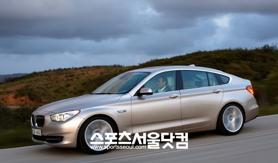 BMW가 9월 한 달 동안 수입차 브랜드 중 가장 많은 2308대를 팔았다.