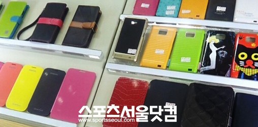 스마트폰 액세서리 시장에 휴대전화 제조업체들이 진출하며 중소업체의 설 자리가 좁아지고 있다./ 더팩트DB