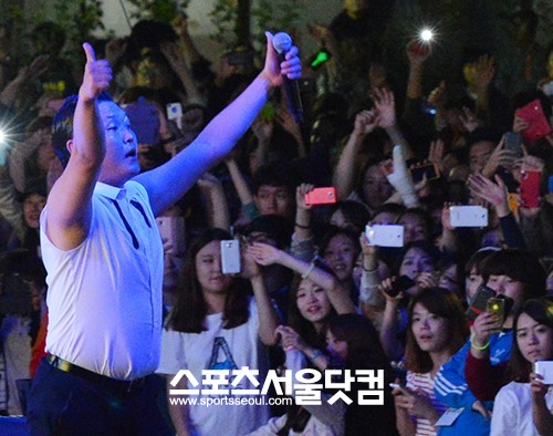 싸이의 라잇 나우가 청소년유해매체물에서 벗어났다. /더팩트DB