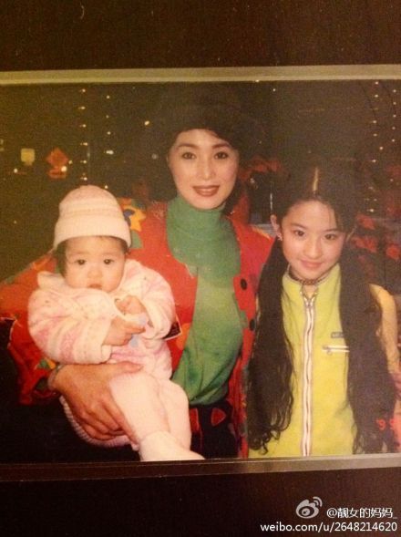 류이페이(오른쪽)의 어린 시절 사진이 화제다./웨이보 캡처
