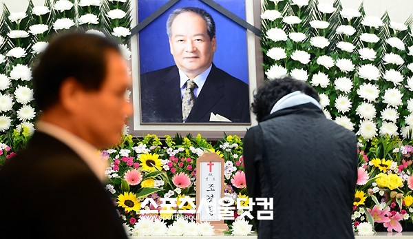 배우 조경환이 13일 오전 간암으로 별세한 가운데 서울 일원동 삼성서울병원 장례식장을 찾은 지인들이 묵념을 하고 있다./이효균 기자