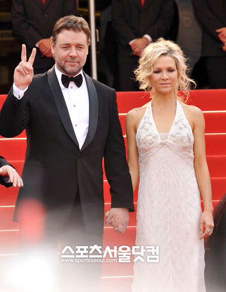 러셀 크로우(왼쪽)와 다이넬 스펜서가 이혼했다./더팩트DB