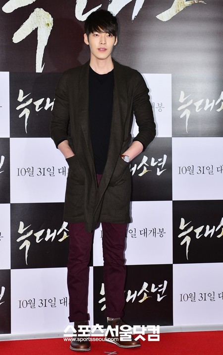 영화 늑대소년 VIP시사회가 15일 오후 서울 성동구 왕십리CGV에서 열린 가운데 배우 김우빈이 포토타임을 갖고 있다. / 배정한 기자