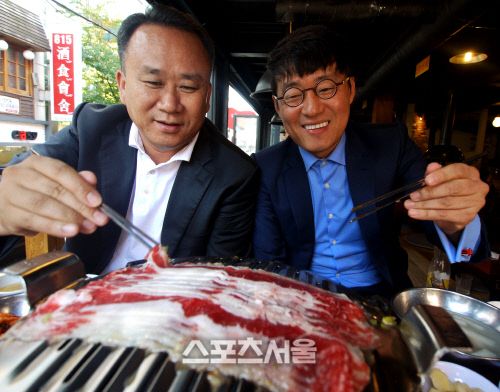 양념소삼겹에 대한 이야기를 나누는 최계경 AZ쇼핑 회장(왼쪽)과 안재만 산봉화로구이 사장.