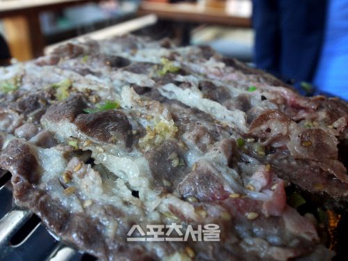 쇠고기 양지살을 얇게 켜내면 돼지고기 삼겹살과 비슷한 쇠고기 삼겹살이 된다. 돼지에 비해 기름이 적어 여성들에게 인기가 높다.