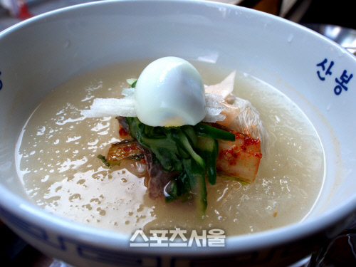 깔끔한 맛을 내는 산봉냉면은 특히 고기를 먹은 다음 후식으로 더없이 좋다.