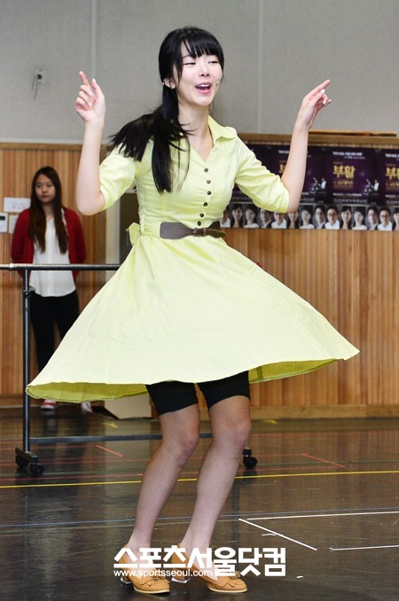 뮤지컬 부활 더 골든데이즈 연습실 공개가 17일 오후 서울 중구 남산창작센터에서 열린 가운데 배우 배슬기가 화려한 연기를 펼치고 있다. / 배정한 기자