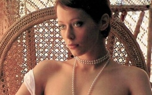 배우 실비아 크리스텔이 암 투병 중 사망했다./영화 엠마뉴엘2 스틸사진