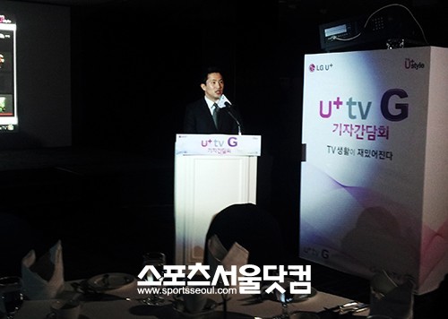 16일 서울 광화문 세종문화회관에서 열린 LG유플러스 IPTV 출시 행사에서 구글 미키 김 상무가 유플러스 TV G를 소개하고 있다.