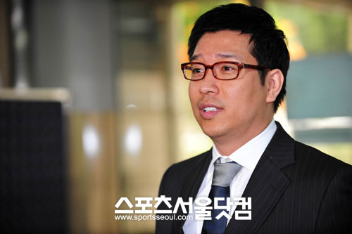 방송인 강병규가 야구해설가 정수근과 함께 스포츠뉴스 토론 프로그램으로 4년 만에 방송에 복귀한다. / 더팩트 DB