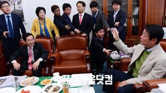 국회 문화방송통신위원회 국정감사가 정수장학회 문제를 둘러싼 여야의 대치로 파행이 계속되고 있다.