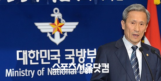 김관진 국방부장관이 15일 오후 서울 용산 국방부 브리핑실에서 지난 2일 발생한 북한군 귀순과 관련, 강원도 고성군 동부전선의 소초가 뚫린 것에 대해 대국민 사과를 했다.