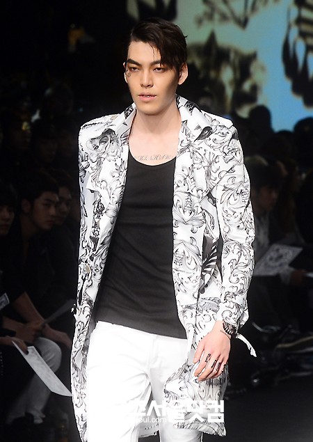 S/S 2013 서울패션위크(SEOUL FASHION WEEK)의 개막일인 22일 오후 서울 용산구 용산동 전쟁기념관에서 열린 디자이너 송혜명 쇼에서 모델 겸 배우 김우빈이 워킹하고 있다. /이새롬 기자