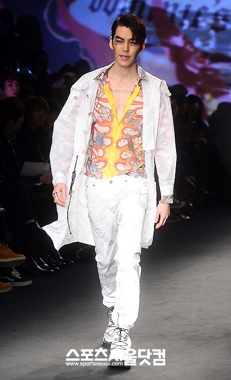 김우빈, 런웨이를 압도하는 카리스마 워킹