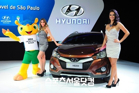 현대자동차가 2012 상파울로 모터쇼에서 브라질 전략차종인 HB20X를 세계최초로 공개한다.