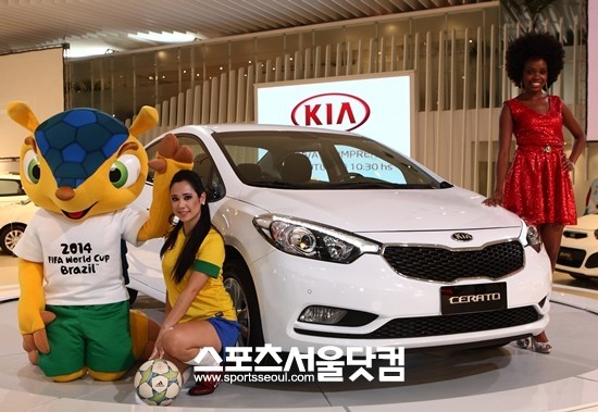기아자동차는 2012 상파울루 모터쇼에 K3, K5 하이브리드, K9을 선보였다.